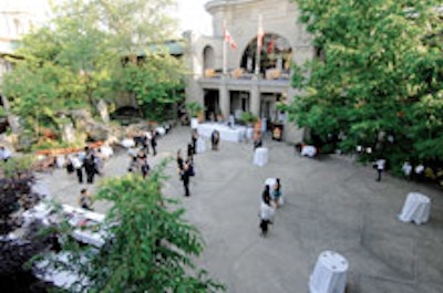 The outdoor cocktail reception