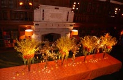 The center banquet table at the Folger Shakespeare Library gala