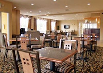 The dining area at the Comfort Suites Orlando Airport