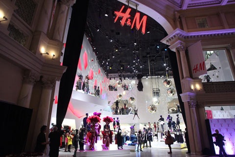 H M Opens Its Largest Store With Showgirls and Look Alikes BizBash