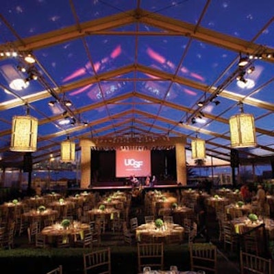 Clear span structure tent