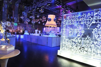 For the after-party, Iceculture created an eight-foot ice wall at the entrance of the trading floor. Iconic shapes from Karim Rashid were cut into the ice blocks and packed with snow. The negative space spelled out 'DX.'