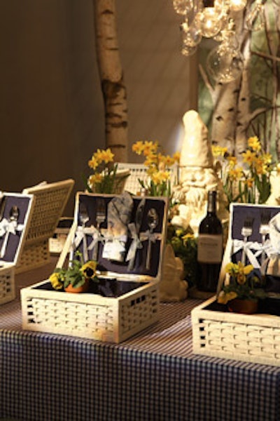 Individual wicker picnic baskets—complete with cups, utensils, and even potted pansies—served as place settings at Fashion Institute of Technology's table.