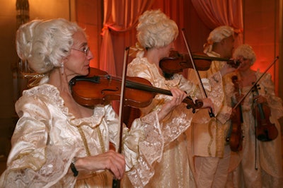 Wig-wearing musicians in period costumes serenaded the Green Rooms before dinner.