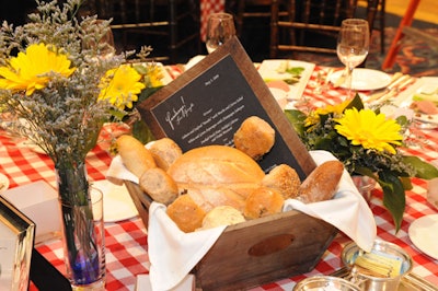 Bread baskets served as centrepieces.