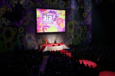 For the presentation—which honored Vera Wang with a Hall of Fame award—the production crew used a long curtain as a backdrop and a divider.