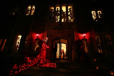One countertenor, dressed in red, had to remain by the entrance of the French ambassador's residence because his costume was plugged into the wall.