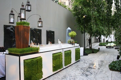 Vertical strips of grass tiled the front of each of the garden's bars.
