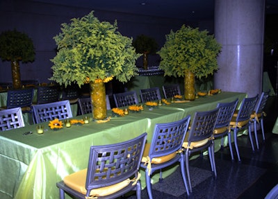 Pale yellow tablecloths covered the tables in the Rock Center Cafê.