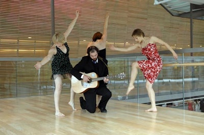 Impromptu perfomances took place throughout the cocktail reception, held on all four floors of the venue.