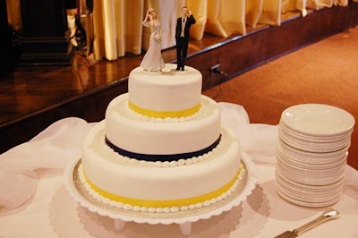 Kari Smith of Magical Moments and Elite Party Rental supplied the wedding cake.