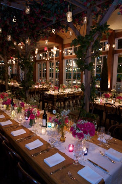 Pergolas filled with flowers adorned the V.I.P. dining room.