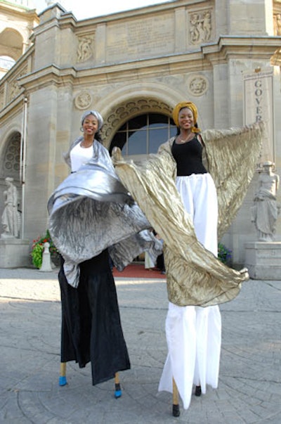 A sister act known as the Swizzlestick Theatre stilt performers entertained guests during the cocktail reception.