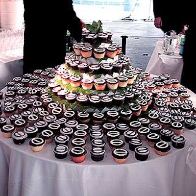 Restaurant Associates created a table of cupcakes with the Elite E.