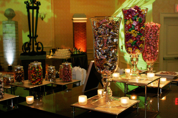 In the Georgetown area, guests received various candies and nuts in mini white takeout boxes.
