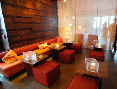 Sashi features a lounge area.