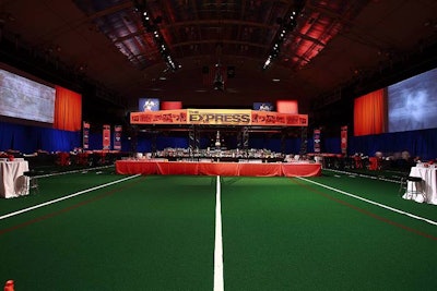 One massive bar at the center of the arena serviced all of the guests during the cocktail hour.