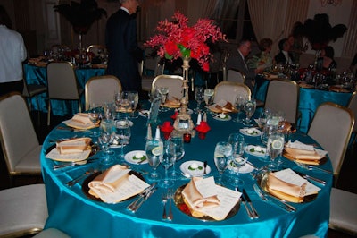 At the pre-show dinner, linens reflected the invite's teal and gold color palette.
