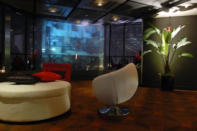 A transparent screen set up in the reception area allowed guests to see the Rainbow Room's views through Thicke's DVD footage.