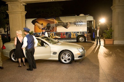 A Gibson tour bus parked in the hotel's valet circle introduced the gala's rock 'n' roll theme. Models dressed as a punk band greeted guests outside the bus.