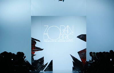 Designer Zoran Dobric worked with Stephen Severn to create a set inspired by the gender-shifting title character in Virginia Woolf's novel Orlando. The entrance to the runway appeared as a broken mirror with jagged edges.