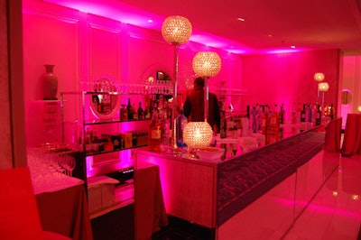 The pre-show cocktail reception had pink lighting, a mirrored bar, and crystal lights.