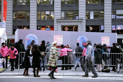Uniqlo's giant human vending machine handed out 4,000 pieces of the Japanese company's thermal underwear in three hours.