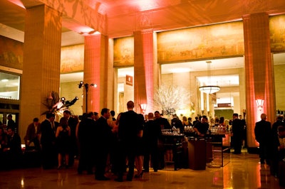 Mirrored bars occupied the north and south lobbies of the Merchandise Mart.