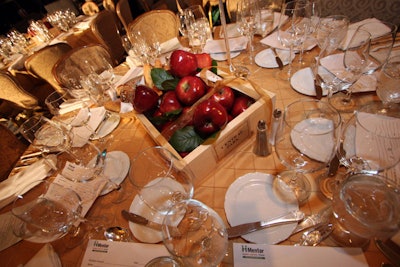Simple centerpieces of apples kept with the New York theme and the seasonal decor.