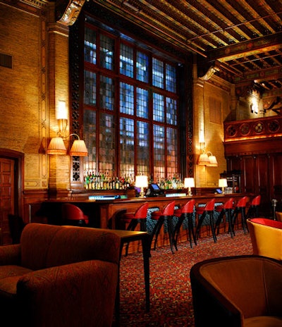 Once leased to railroad mogul John W. Campbell, the Campbell Apartment is a wood-paneled cocktail lounge inside Grand Central Terminal. It features a beamed ceiling, a fireplace, and an outdoor terrace and holds 125 for receptions.
