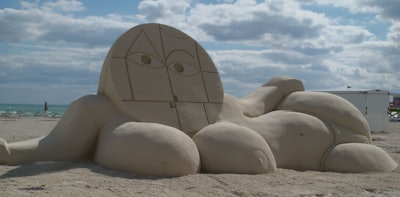 Swiss artist Olaf Breuning constructed a 150-ton sand sphinx displayed on the beach behind the hotel.