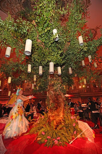 For the spring-and-summer themed cocktail reception, Ronsley Special Events created a 20-foot tall tree that featured natural foliage and candles in parchment.