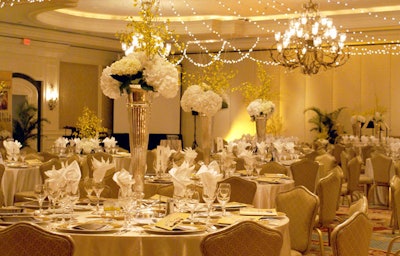 The ballroom was decorated to create a clean atmosphere with shades of white.