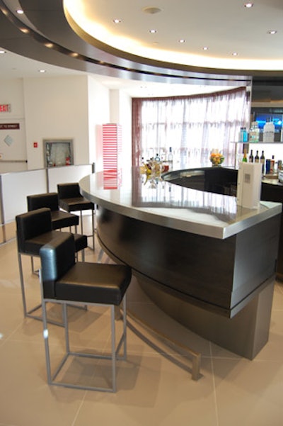 The Mix Lounge, situated in the corner of the lobby, features a curved bar made of ebony.
