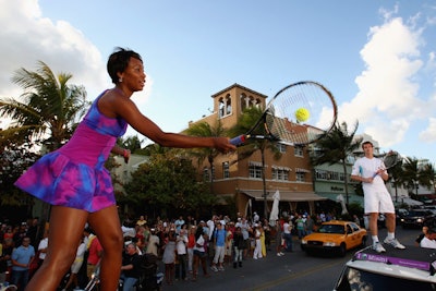 Williams and Murray drew a crowd of nearly 200 onlookers.