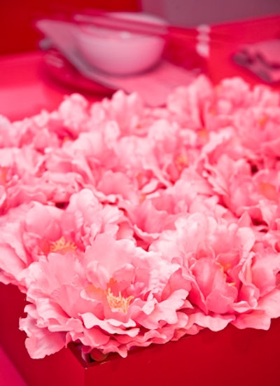 HP's Asian dining space had a low centerpiece of silk peonies.