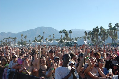 A dense crowd—even in the afternoon heat—cheered and danced enthusiastically with the music.