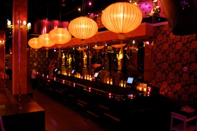 Gold lanterns and statues of 19th century Chinese warriors adorn the two bars on each side of the main floor.