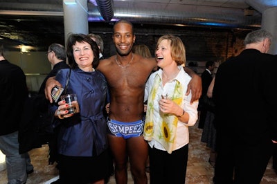 Models wearing Skmpeez underwear interacted with guests during the event.