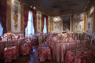 The Salon d'Ore's neoclassical French interior included shimmering pink linens and gold Chiavari chairs with pink dupioni skirts.