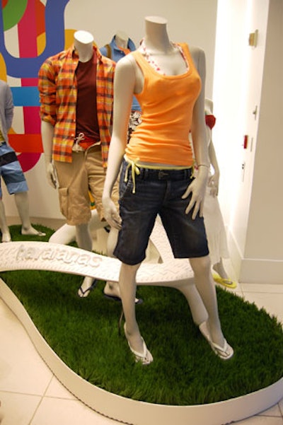 Inside the pop-up is the same oversize flip-flop Havaianas used in Miami for a recent spring break promotion, this time topped by mannequins dressed in Gap's summer collection.