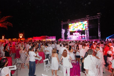 The majority of attendees dressed in white, as requested by the Greater Miami Convention and Visitor's Bureau.