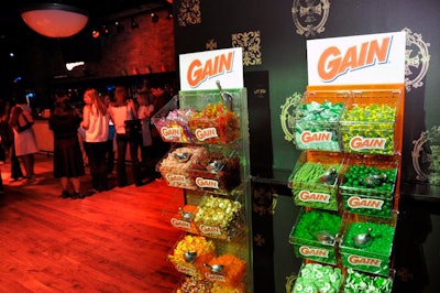 Guests filled plastic bags with sweets from a logo-adorned candy bar. The bags—surprise—also bore the Gain logo.