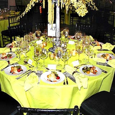 Green table linens were a shade brighter than those used in the cocktail area.