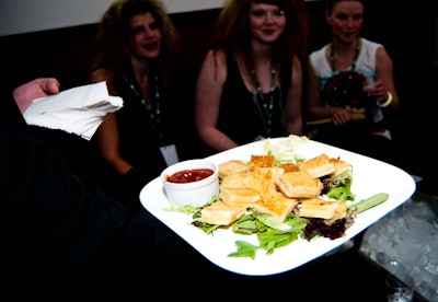 Servers passed hors d'oeuvres like mini grilled cheese sandwiches, boxes of poutine, and macaroni and cheese to guests.