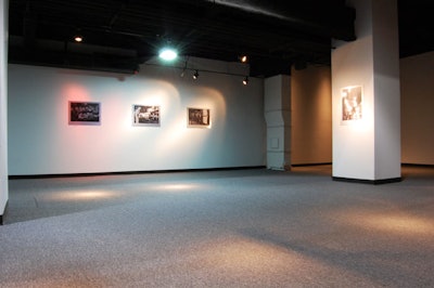Between the two main galleries in the hall is a dedicated area for events, which can be used without disrupting the normal operation of the public venue.