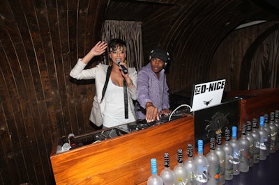 Just before her performance, Keri Hilson joined DJ D-Nice behind the turntables to select the track she'd sing to.