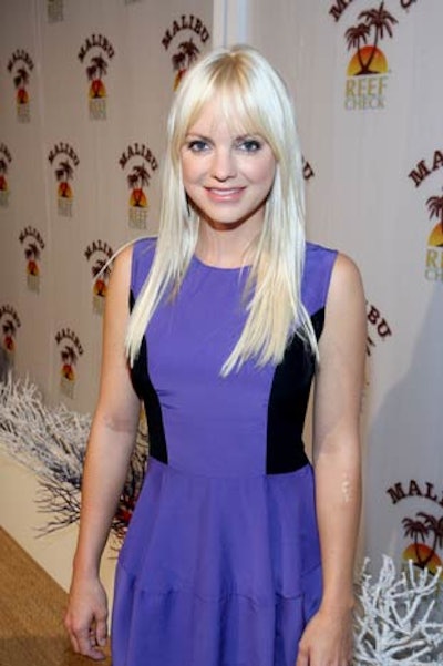 Actress Anna Faris, who hosted the event, posed in front of a press wall that streamed with water.