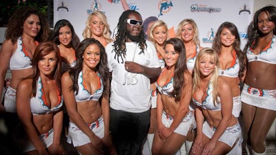 T-Pain posed for pictures with some of the Dolphins cheerleaders at the step-and-repeat upon arrival.