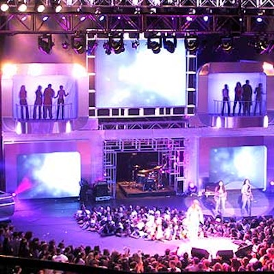 For the Teen People What's Next concert at the Hammerstein Ballroom, a gleaming steel set placed performers including Blu Cantrell, in the middle of the crowd.